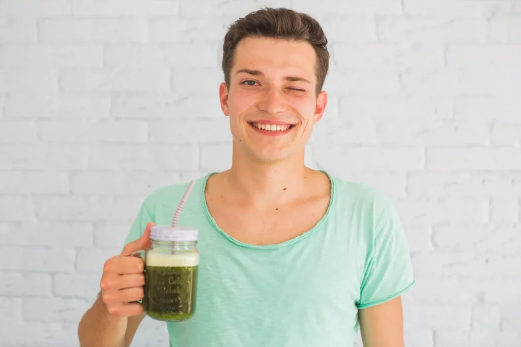 Homme buvant boisson à base de spiruline