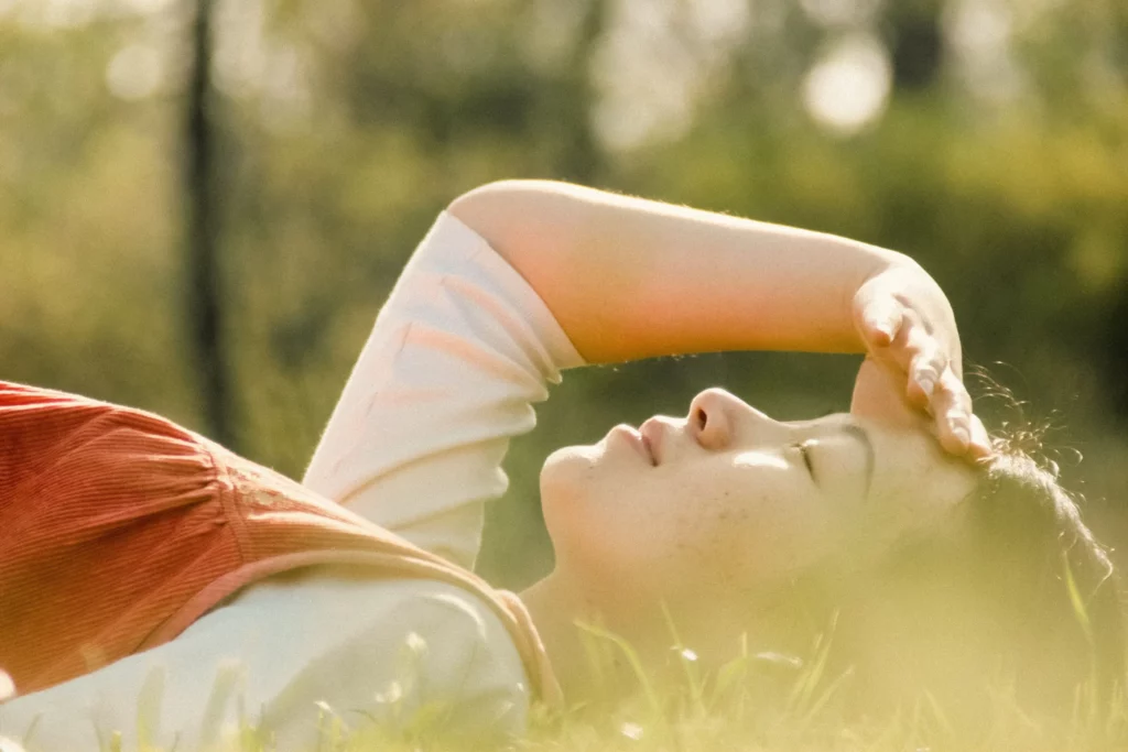 Exposition à la lumière du soleil dès le réveil pour lutter contre la fatigue saisonnière